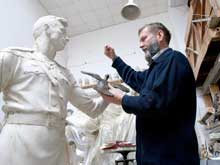 Александр Токарев в мастерской во время работы над памятником