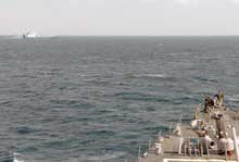 Вахтенный на баке эсминца ВМС США «Масон» наблюдает за судном «Фаина»