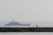 Флагман ВМС Украины фрегат «Гетьман Сагайдачный» на рейде Одесского порта