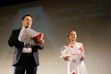 Глава правления Одесской киностудии Андрей Зверев объявляет победителя национальной внеконкурсной программы