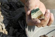 Во время раскопок археологи находят фрагменты керамики