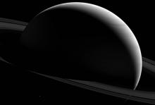 Сатурн, гигантский гексагон и Тефия. Фото: NASA/JPL-Caltech/Space Science Institute