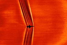 Воздушная ударная волна на фоне диска Солнца. Фото: NASA