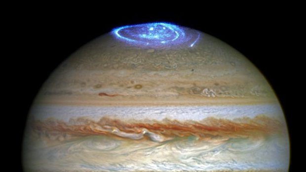 Телескоп «Хаббл» зафиксировал полярные сияния на Юпитере