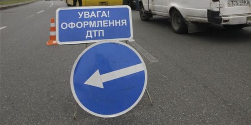 На трассе Киев-Одесса внушительная пробка из-за перевернувшегося зерновоза