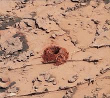 Первая лунка, вырытая починенным буром Curiosity в камне «Дулут»