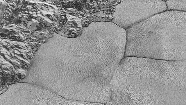 Полосы на Плутоне оказались дюнами из метанового льда