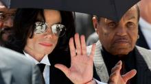 Майкл Джексон и Джо Джексон, 2005 год. Фото: Mark J. Terrill/AP