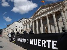 Противники разрешения эвтаназии протестуют напротив здания испанского парламента. Мадрид,. Фото: AP Photo/Paul White