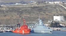«Сапфір» (судно червоного кольору) під час полону в Севастополі