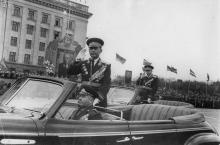 Парад на пл. Октябрьской революции, командующий войсками Одесского военного округа Амазасп Бабаджанян, 1960-е годы