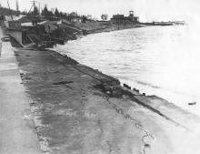 Южная часть пляжа «Комсомольский». Волнами разрушена берегоукрепительная стенка. Фотография из отчета Одесской оползневой станции. Зима, 1961 г.