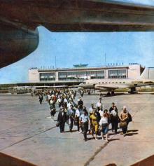 В Одесском аэропорту. Фото в брошюре «Одесса». 1964 г.