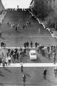 По Потемкинской лестнице съезжает на «Запорожце» Ефим Выдомский, 1 апреля 1975 г.
