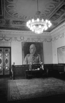 Одесса. Губернатор Транснистрии Г. Алексяну в своем кабинете в Воронцовском дворце. Фотограф Willy Pragher. Июнь, 1943 г.