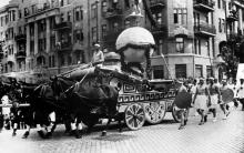Спортивный парад в Одесе. Идут от вокзала по ул. Пушкинской, угол ул. Рабоче-Крестьянской Милиции (Троицкая). 1936 г.