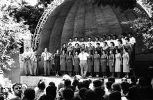 Ансамбль немецких студентов выступает на площадке завода радиально-сверлильных станков. г. Одесса. 28 марта 1962 г. (3994)
