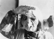 Баба Яга с вороной из сказки «Гуси-лебеди». Фотограф А. Креймер. 1984 г.