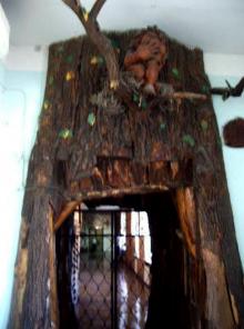Соловей-Разбойник на дереве. Дупло дерева — вход в музей со стороны нового корпуса школы 117