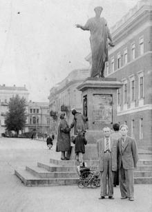 Памятник Дюку, на заднем плане площадь К. Маркса. Одесса, октябрь 1958 г.