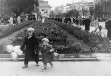 Одесса. Клумба у городского сада со стороны ул. Дерибасовской. 1960-е гг.