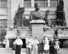 Памятник Сталину на перроне железнодорожного вокзала