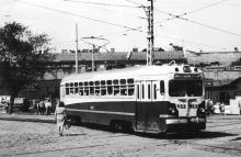 Трамвай 3-го маршрута выезжает с Новощепного Ряда (Эстонской ул.) на Старосенную пл. Фотограф Hank Ontropp. Одесса, август, 1967 г.