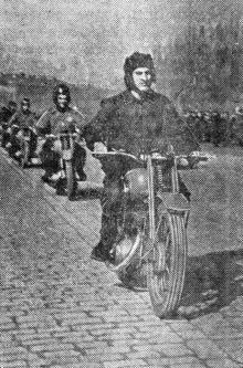 Мотоциклисты — члены Добровольного общества содействия Армии (ДОСАРМ) на площади им. Октябрьской революции. Фото в газете «Большевистское знамя». 22 февраля 1950 г.