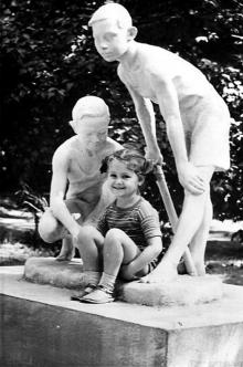 Скульптура в Детском секторе парка Шевченко. Фотограф Вильямс Николаевич Гржегоржевский. 1963 г.