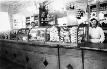В бакалейном магазине «Штучных товаров» на улице Чижикова, 68. Середина 1950-х гг.