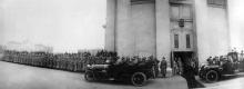 Николай II в сопровождении наследника-цесаревича Алексея отъезжает в автомобиле от кафедрального собора после его посещения, 07 ноября 1915 г.