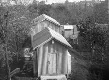 На переднем плане — павильон для инструментов (не сохранился). Позади — павильон меридианного круга, рядом домик для маленькой мирры. Начало 1920-х гг.