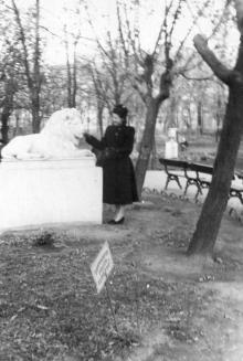 В Мечниковском сквере. Надпись на табличке «Запрещается рвать цветы». 1960-е гг.