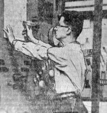 Г. Топуз за работой. Фото из газеты, 1940 г.