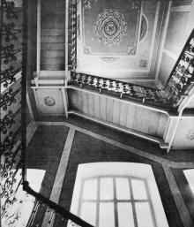 Центральная лестница Дворца моряков после восстановления. Автор проекта и росписи плафона – Г. Топуз