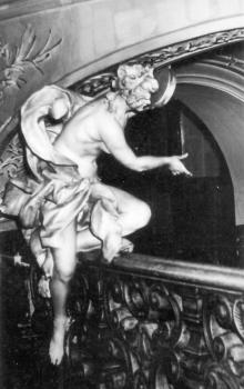 Одесса. Театр оперы и балета. Лепная фигура на балконе II яруса. Фото из набора фотографий «Одесский театр оперы и балета»