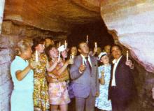 Экскурсанты осматривают подземные лабиринты. Фото в путеводителе «Музей в катакомбах», 1977 г.