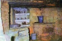 Партизанская кухня. Фото в путеводителе «Музей в катакомбах», 1977 г.