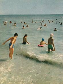 Море и солнце. Фото в книге-фотогармошке «Одесса». 1960-е гг.