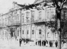 Гимназисты перед Одесской 4-й гимназией. 1903 г.