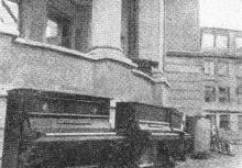 Враг пытался вывезти все ценности, включая эти пианино, но это не удалось, благодаря победоносным советским войскам. Фото в журнале «The War Illustrated». № 180, 12 мая 1944 г.