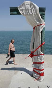 В день открытия скульптуры Михаила Ревы — двери в «Дом Солнца». Фото В. Тенякова. 11 июля 2017 г.