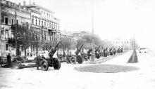 Приморский бульвар, артиллеристы соединения гвардии полковника Ефимова производят салют в честь освобождения Одессы, батарея 122-х мм орудий, 1944 г.