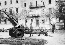Приморский бульвар, артиллеристы соединения гвардии полковника Ефимова производят салют в честь освобождения Одессы, батарея 122-х мм орудий, 1944 г.