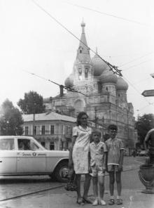Одесса. На улице Чижикова, на фоне планетария. 1970-е гг.