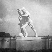 Скульптура футболистов у стадиона в парке им. Шевченко. 1938 г.