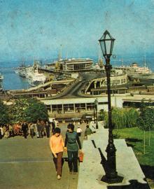 Вид на морской вокзал с Потемкинской лестницы. Фото в брошюре «Все флаги — в гости». 1975 г.