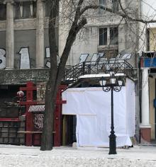Торговые павильоны с тыла дома № 46 по Греческой улице. Фото Юрия Маслова. 28 марта 2018 г.