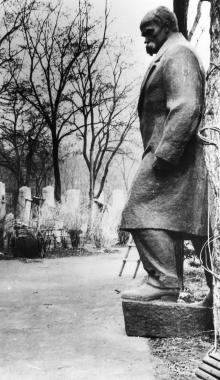 Памятник Шевченко перед установкой. 1966 г.