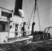 Затонуле судно у піонерському таборі «Молода гвардія». Фото І. Кропивницького в альбомі «Містечко над морем». 1968 р.